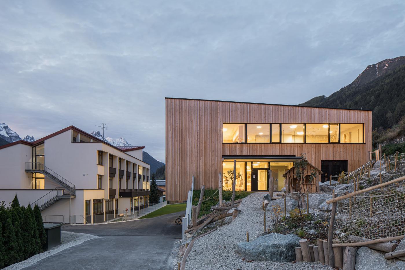 Kindergarten bei Dämmerung Außenansicht